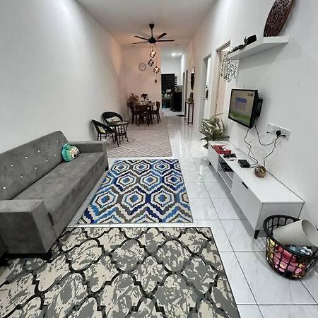 Zh Homestay Teluk Batik Lumut Extérieur photo