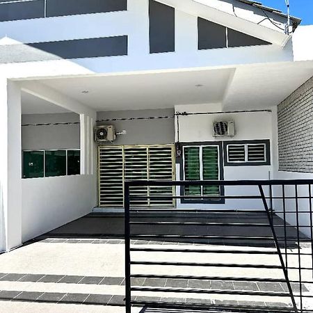 Zh Homestay Teluk Batik Lumut Extérieur photo