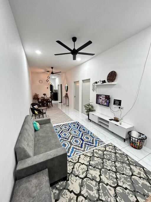 Zh Homestay Teluk Batik Lumut Extérieur photo