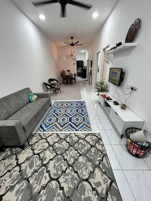 Zh Homestay Teluk Batik Lumut Extérieur photo