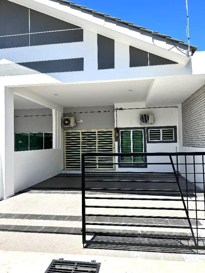 Zh Homestay Teluk Batik Lumut Extérieur photo