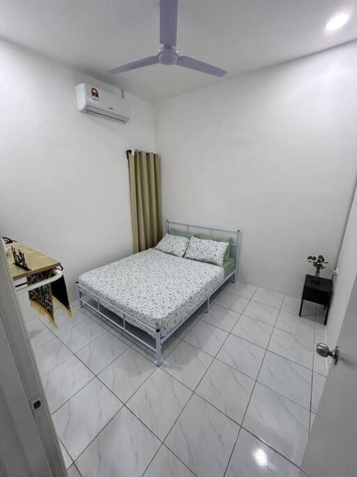 Zh Homestay Teluk Batik Lumut Extérieur photo